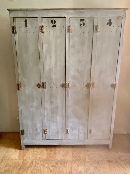 Charmant meuble vintage, le « Vestiaire en bois 1940 » est une armoire à quatre portes peinte en blanc, avec les chiffres 1 à 4 inscrits sur chaque porte, qui incarne à la perfection le style classique des vestiaires français des années 1940. Brocante 93