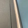 Une surface en bois gris, ornée d’une longue rainure étroite et encastrée près d’un mur, évoque le charme rétro du « Bureau d’enfant », ce qui en fait le complément idéal de la Chaise 1960 classique pour apporter une touche de fonctionnalité élégante. Brocante 93