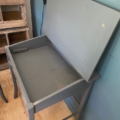 « Bureau d’enfant & chaise 1960 » gris, en bois, doté d’un couvercle ouvrant qui laisse apparaître un compartiment de rangement vide à l’intérieur. Brocante 93