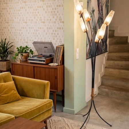 Lampadaire tripode des années 1960, doté de cinq abat-jours en verre texturé. Brocante 93