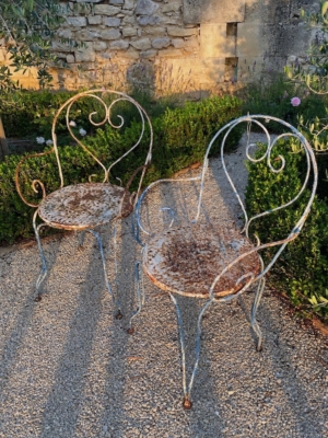 Deux chaises de jardin vintage « Paire de chaises en fer forgé 1950 » patinées par les intempéries, dotées d'un dossier en forme de cœur. Brocante 93