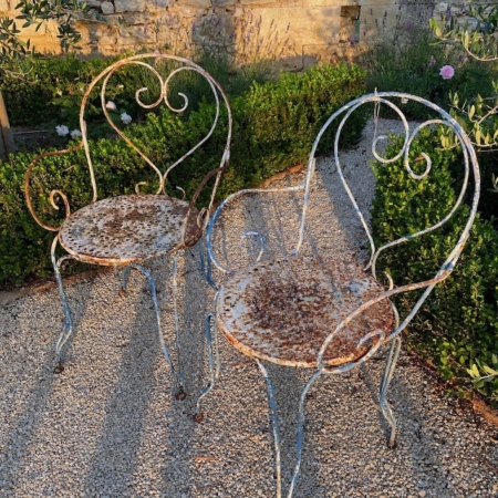Deux chaises de jardin vintage « Paire de chaises en fer forgé 1950 » patinées par les intempéries, dotées d'un dossier en forme de cœur. Brocante 93
