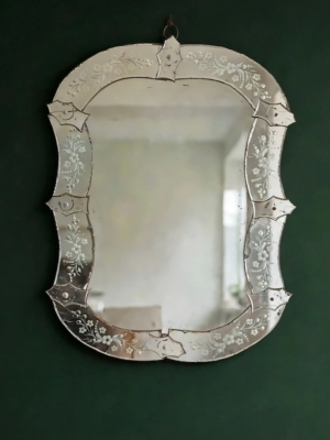 Miroir vénitien rectangulaire datant de 1940, doté d'un cadre en verre gravé richement orné de motifs floraux. Brocante 93