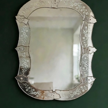 Miroir vénitien rectangulaire datant de 1940, doté d'un cadre en verre gravé richement orné de motifs floraux. Brocante 93