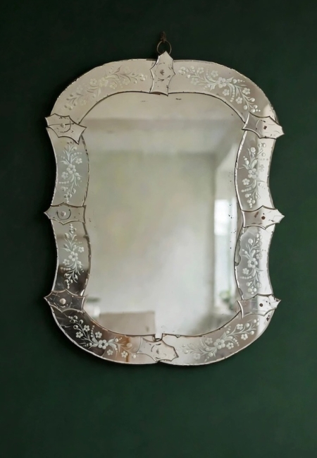Miroir vénitien rectangulaire datant de 1940, doté d'un cadre en verre gravé richement orné de motifs floraux. Brocante 93