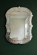 Miroir vénitien rectangulaire datant de 1940, doté d'un cadre en verre gravé richement orné de motifs floraux. Brocante 93