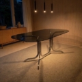 Table à manger des années 1970 avec un plateau en verre gris et un piètement en métal chromé. Brocante 93
