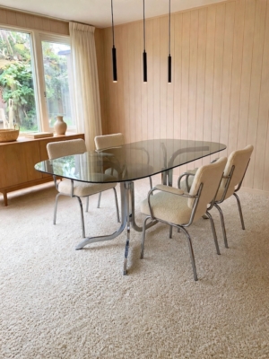 Table à manger des années 1970 : table ovale en verre avec quatre chaises vintage de couleur crème sur des piètements en métal. Brocante 93