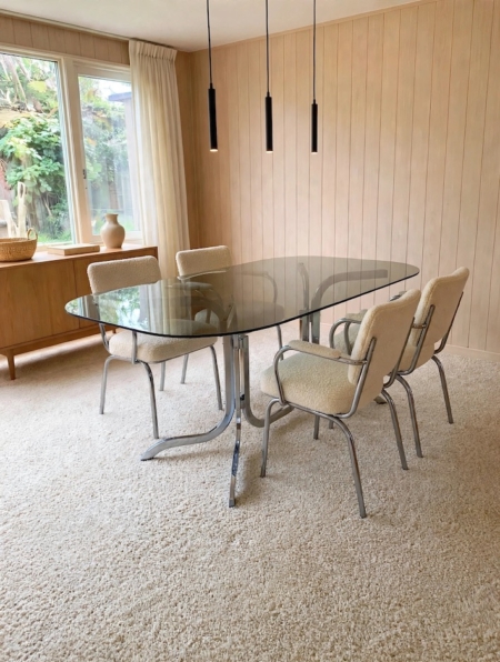 Table à manger des années 1970 : table ovale en verre avec quatre chaises vintage de couleur crème sur des piètements en métal. Brocante 93