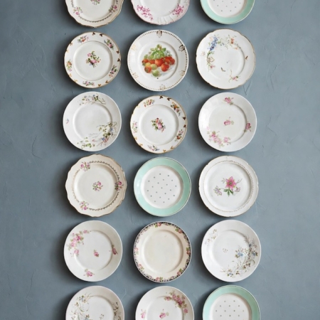 Dix-huit assiettes « Assiettes » de 1950, ornées de motifs floraux et décoratifs variés. Brocante 93
