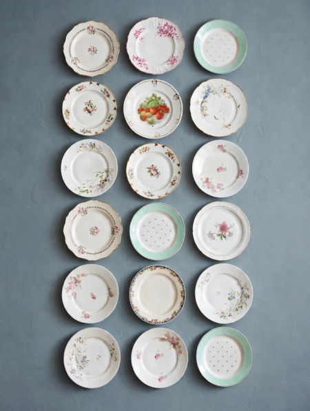 Dix-huit assiettes « Assiettes » de 1950, ornées de motifs floraux et décoratifs variés. Brocante 93