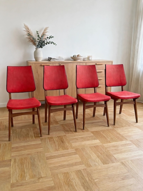 Lot de quatre chaises de salle à manger vintage « Chaises skai » des années 1960, en bois, avec assise et dossier rouges. Brocante 93