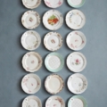 Dix-huit assiettes vintage « Assiettes » de 1950, en porcelaine, numérotées de 1 à 18. Brocante 93