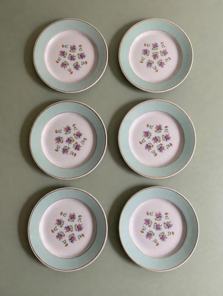 Six assiettes à dessert 150, avec des bords vert clair et des motifs floraux. Brocante 93