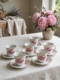 Cinq tasses à café vintage de 1960, en porcelaine blanche, avec des motifs floraux roses. Brocante 93