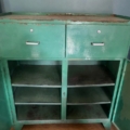 Meuble de garage industriel des années 1960 : armoire métallique verte dotée de deux tiroirs supérieurs et de deux étagères ouvertes. Brocante 93