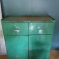 Meuble de garage industriel des années 1960 : armoire de rangement vintage en métal vert, dotée de deux tiroirs et de portes. Brocante 93