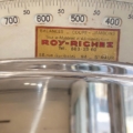 Gros plan sur le cadran d'une balance mécanique vintage « Balance de commerçant » de 1950. Brocante 93