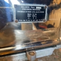 Plaque métallique apposée sur une balance de commerçant datant de 1950, indiquant les caractéristiques techniques et les plages de mesure. Brocante 93