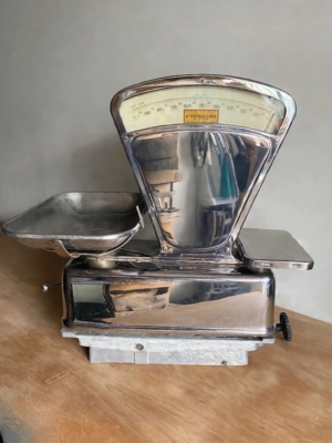 Balance de commerçant vintage chromée de 1960, avec cadran de mesure et plateau de pesée. Brocante 93