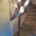 Lampadaire tripode des années 1960 : lampadaire à cinq branches doté d'abat-jours en verre texturé. Brocante 93