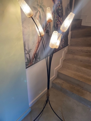 Lampadaire tripode des années 1960 : lampadaire à cinq branches doté d'abat-jours en verre texturé. Brocante 93