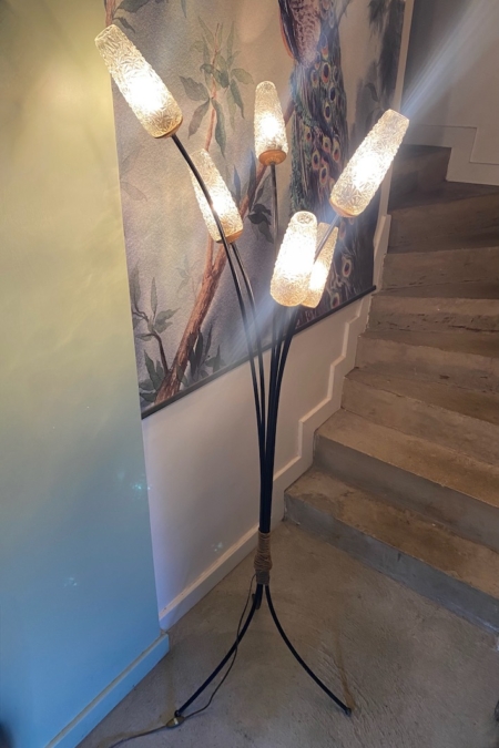 Lampadaire tripode des années 1960 : lampadaire à cinq branches doté d'abat-jours en verre texturé. Brocante 93