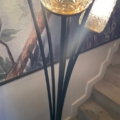 Lampadaire tripode des années 1960 : lampadaire vintage noir à trois pieds, doté de deux abat-jours sphériques en verre texturé. Brocante 93
