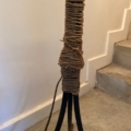 Lampadaire tripode des années 1960 : pied de lampadaire noir en forme de trépied, entouré de ficelle de style vintage. Brocante 93