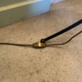 Interrupteur ovale intégré au cordon d'alimentation d'un lampadaire trépied des années 1960. Brocante 93
