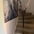 Lampadaire tripode des années 1960, doté de cinq abat-jours en verre texturé, dans une cage d'escalier. Brocante 93