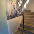 Un lampadaire vintage « Lampadaire » à trois pieds datant des années 1960, doté de cinq abat-jours en verre texturé. Brocante 93