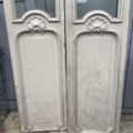 Portes d’ascenseur de 1940 : hautes portes d’ascenseur en bois de style Art déco, de couleur grise, ornées de motifs de coquillages sculptés. Brocante 93