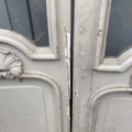 Portes d'ascenseur grises datant de 1940, ornées de moulures décoratives. Brocante 93