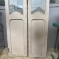 Deux portes d'ascenseur en bois gris clair, datant de 1940, dotées de panneaux en verre. Brocante 93
