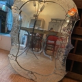 Miroir vénitien de 1940 : un grand miroir cintré doté d'un cadre en verre orné de motifs floraux finement gravés. Brocante 93