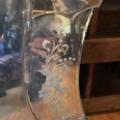 Motif floral gravé sur le cadre en verre d'un « Miroir vénitien » des années 1940. Brocante 93