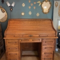 Bureau américain à cylindre de 1930, en bois, avec plateau rabattable et plusieurs tiroirs. Brocante 93