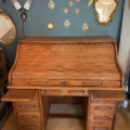 Bureau américain ancien en bois à cylindre, datant de 1930, doté d'un abattant roulant et de tiroirs latéraux. Brocante 93