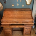 Bureau américain à cylindre de 1930, avec tiroirs latéraux et une étagère coulissante. Brocante 93