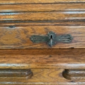 Gros plan sur un tiroir de bureau à abattant « Bureau américain à cylindre » datant de 1930, muni d'une plaque de serrure en métal. Brocante 93