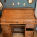 Bureau américain vintage à cylindre des années 1930, avec tiroirs latéraux. Brocante 93