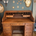 Bureau américain à cylindre de 1930, doté de plusieurs tiroirs et casiers. Brocante 93
