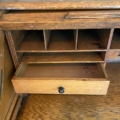 Intérieur d'un « Bureau américain à cylindre » de 1930, doté de casiers ouverts et d'un tiroir coulissant. Brocante 93