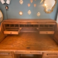 Bureau américain à cylindre de 1930, avec des casiers ouverts et de petits tiroirs. Brocante 93