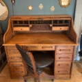 Bureau américain à cylindre de 1930, doté d'un compartiment ouvert à l'intérieur et d'une chaise de bureau à roulettes. Brocante 93