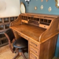 Bureau américain à cylindre de 1930, en bois, avec des compartiments intérieurs et un fauteuil pivotant assorti. Brocante 93