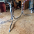 Table à manger des années 1970 avec un plateau en verre et un piètement chromé incurvé. Brocante 93