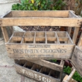 Deux caisses de bière vintage en bois « Caisses de brasserie 1950 » empilées, portant le nom de la marque. Brocante 93