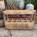 Caisses de brasserie : caisse en bois vintage des années 1950, dotée de cloisons intérieures et d'un texte imprimé au pochoir. Brocante 93